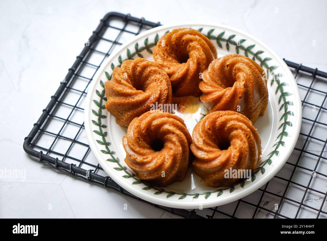 Gedämpfter, karamellisierter süßer und weicher Kuchen, der in Malaysia als Kuih APAM Gula Hangus bekannt ist. Stockfoto