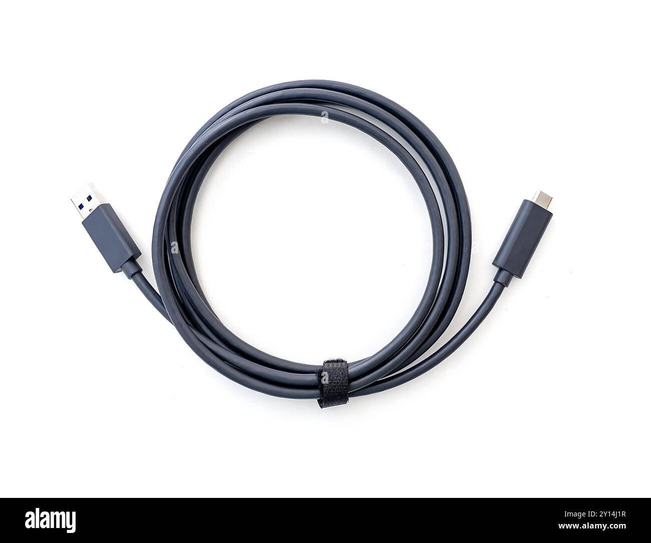 Verdrilltes Kabel mit Standard-USB- und USB-C Typ-C-Steckern, isoliert auf weiß Stockfoto