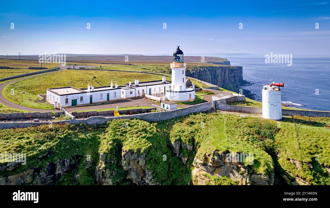 Dunnet Head und Lighthouse Caithness Scotland die weißen Gebäude auf den beeindruckenden Klippen Stockfoto