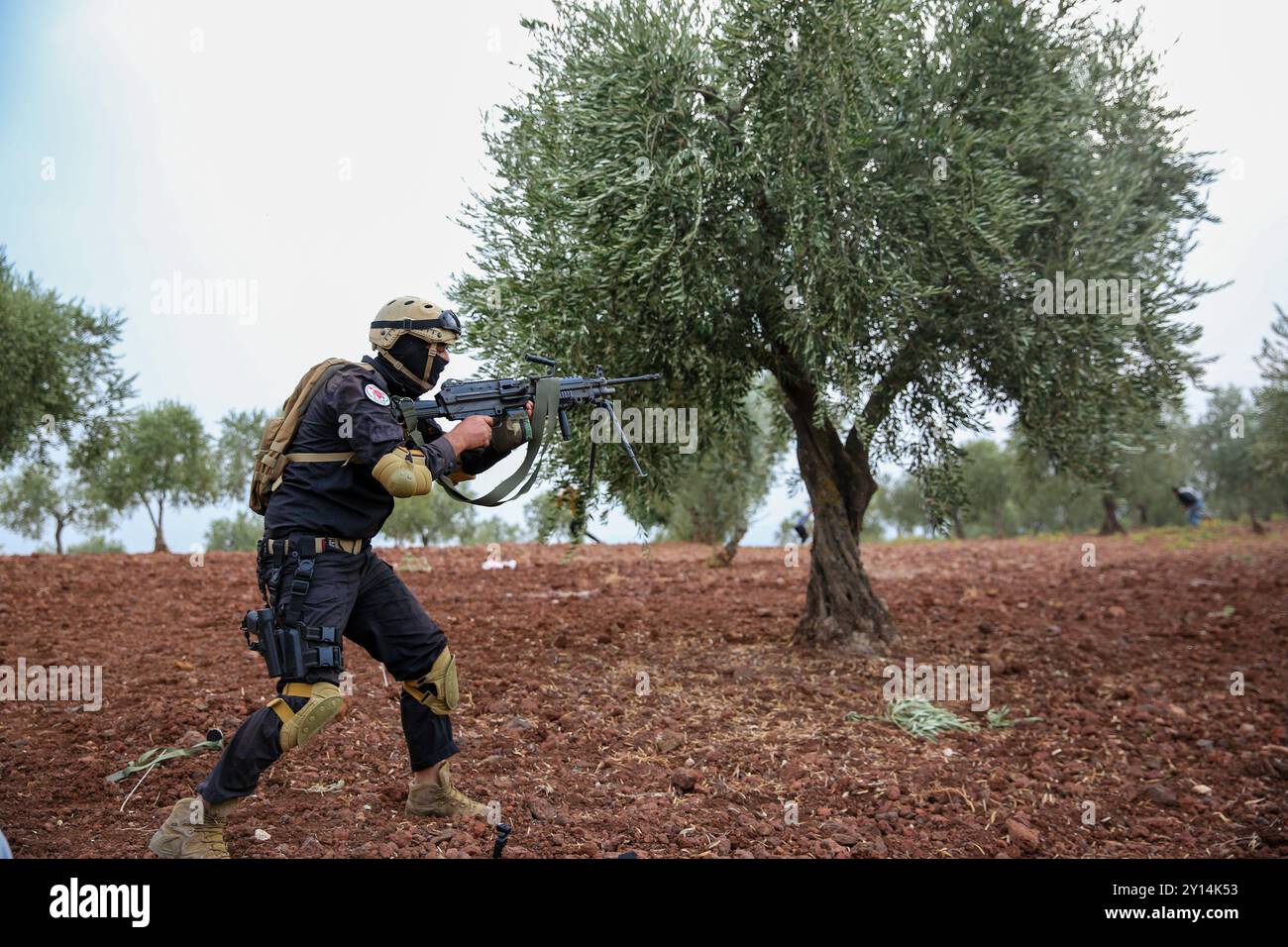 Aleppo, Syrien. 31. Oktober 2021. Mitglieder der „Syrischen Nationalarmee“, einer vereinigung bewaffneter Oppositionsgruppen, absolvieren in der Stadt Jindires im Gouvernement Aleppo eine militärische Ausbildung mit echten Waffen. Die militärische Ausbildung ist Teil einer laufenden Vorbereitung auf einen möglichen neuen Kampf gegen syrische Regierungstruppen im Nordwesten Syriens, der letzten großen Bastion der Rebellen in dem vom Krieg zerrütteten Land Stockfoto