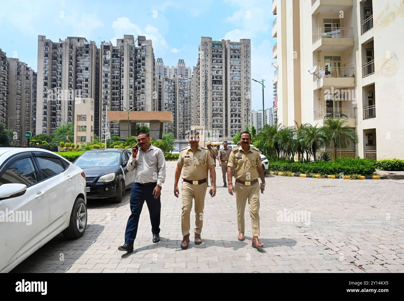 GREATER NOIDA, INDIEN - 3. SEPTEMBER: Mehrere Bewohner von vier Türmen in der Supertech Eco Village 2 Gesellschaft im Greater Noida West sind krank geworden, nachdem sie verunreinigtes Wasser aus den Wassertanks der Gesellschaft getrunken haben. Am schlimmsten betroffen waren Kinder, ältere Menschen und Frauen, die am 3. September 2024 Symptome von Durchfall wie Magenschmerzen und Erbrechen berichteten. Die Bewohner behaupteten, dass das Problem begann, als die Wassertanks der Gesellschaft vor drei Tagen gereinigt wurden. Die Gesundheitsabteilung von Gautam Budh Nagar hat Kenntnis von dem Vorfall genommen und Menschen der Gesellschaft wurden untersucht Stockfoto