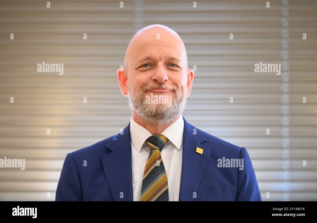 Dresden, Deutschland. September 2024. Markus Blocher, Bezirkswahlleiter, steht vor Beginn der Sitzung des Bezirkswahlkomitees im Ballsaal im Rathaus. Der Ausschuss trifft sich zum Verdacht auf Wahlbetrug in Dresden zur Landtagswahl in Sachsen. Robert Michael/dpa/Alamy Live News Stockfoto