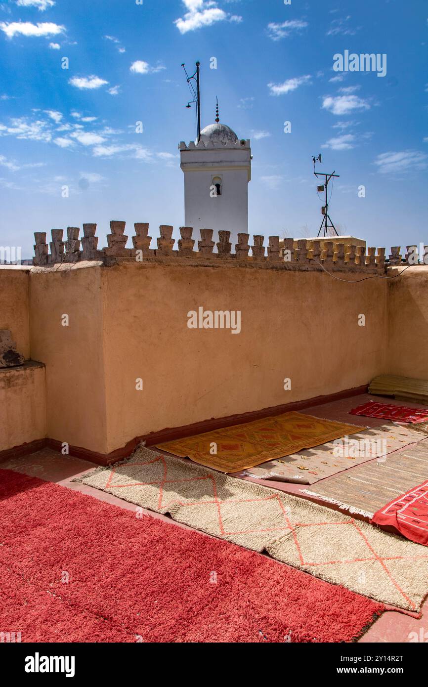 Typische Dachterrasse mit Teppichen in der Medina von Fes, Marokko Stockfoto