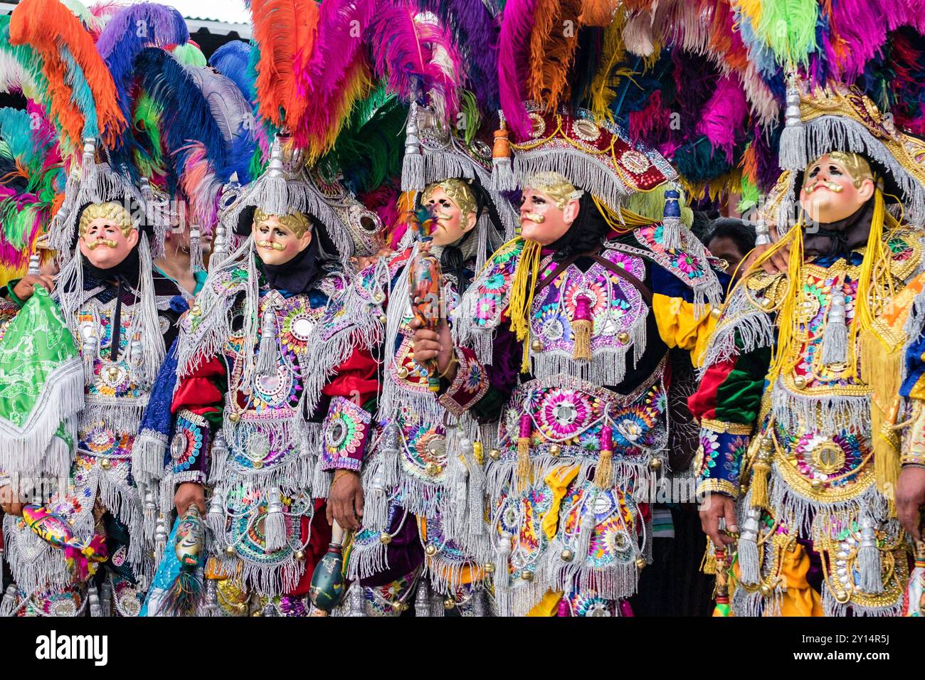 Tanz des kleinen Stiers, „Torito-Tanz“ aus dem 17. Jahrhundert mit traditionellen Kostümen, Santo Tomás Chichicastenango, Republik Guatemala, Zentralamerika. Stockfoto