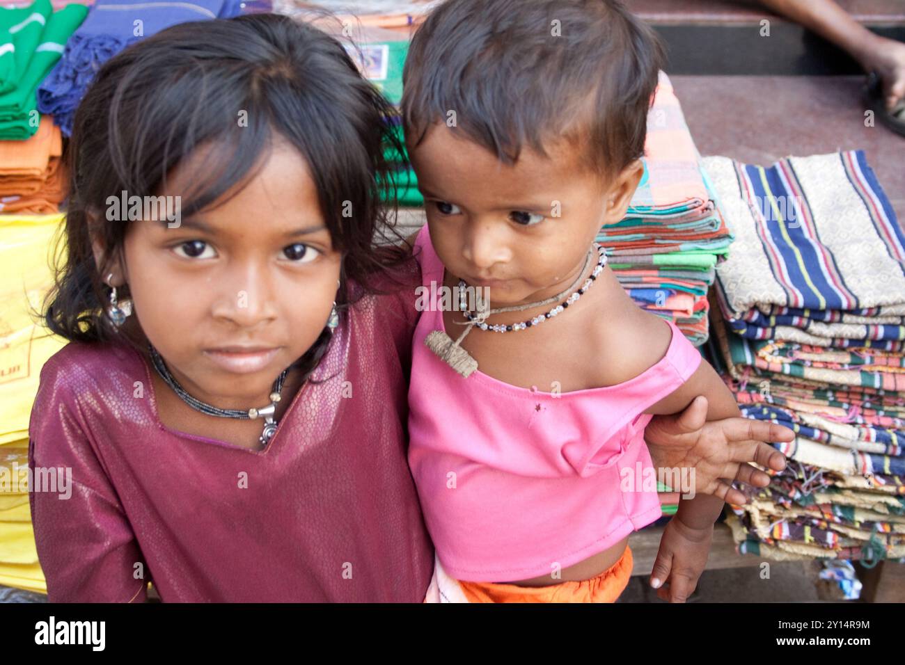 Bruder und Schwester am Schalstand, Mahabalipuram, Tamil Nadu, Indien. Beide haben hübschen Schmuck - Halsketten. Ohrringe Stockfoto