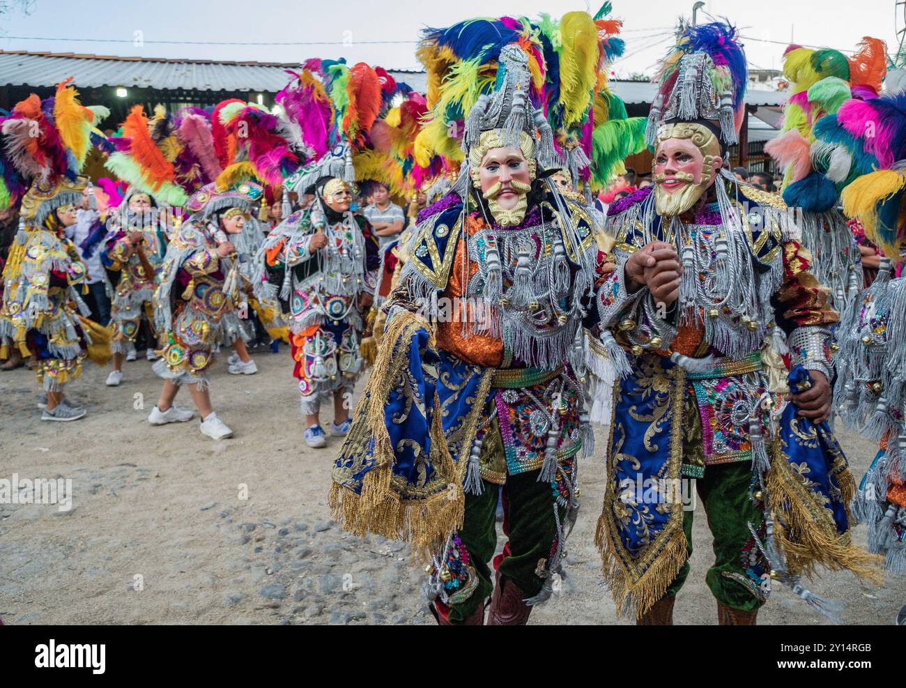 Tanz des kleinen Stiers, „Torito-Tanz“ aus dem 17. Jahrhundert mit traditionellen Kostümen, Santo Tomás Chichicastenango, Republik Guatemala, Zentralamerika. Stockfoto