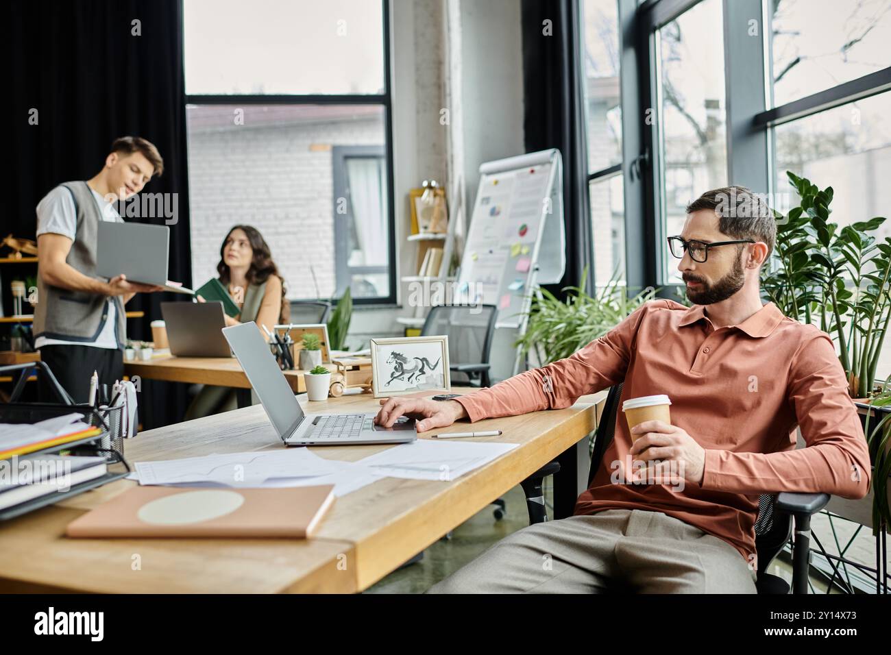 Profis in Freizeitkleidung diskutieren Strategien im modernen Büro. Stockfoto