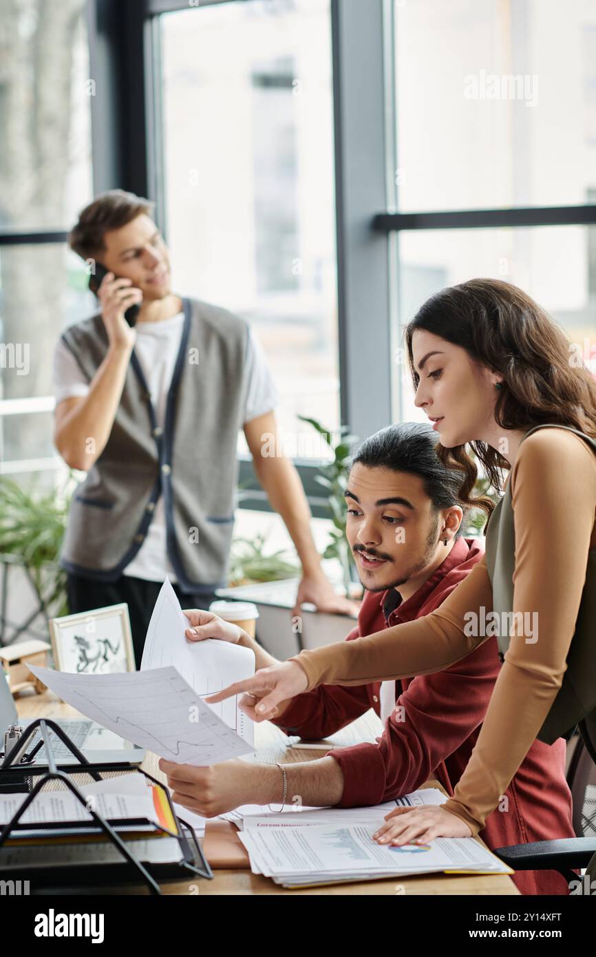 Teammitglieder prüfen Dokumente während des Arbeitsprozesses. Stockfoto