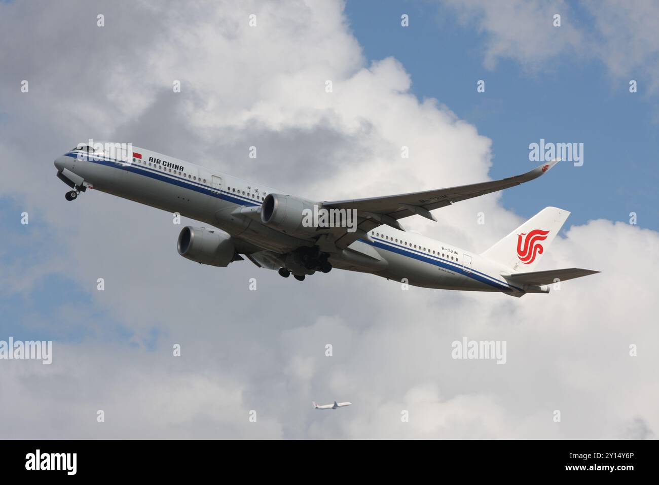 Ein Airbus A350-900 von Air China startet am Flughafen London Gatwick mit einer China Eastern Boeing 777-300 in der Ferne Stockfoto