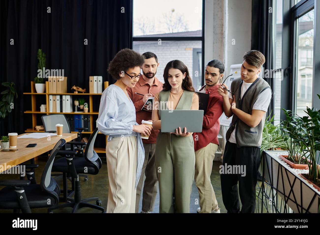Teammitglieder arbeiten an wichtigen Veränderungen in einem stilvollen Büroumfeld zusammen. Stockfoto