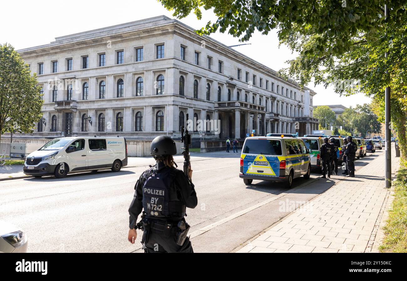 Führerbau Hochschule für Musik und Theater / Schüsse Schusswechsel bei Großeinsatz der Polizei am NS Dokumentationszentrum bei Königsplatz in München / Datum: 05.09.2024 / *** Führerbau Hochschule für Musik und Theater Schusswechsel bei Großeinsatz der Polizei am NS Dokumentationszentrum bei Königsplatz in München Datum 05 09 2024 Stockfoto