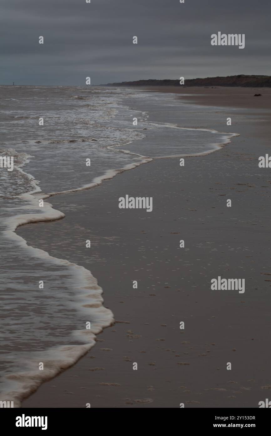 Sind es Meeresschaum Meeresalgen oder Abwasser? East Yorkshire Coast Stockfoto