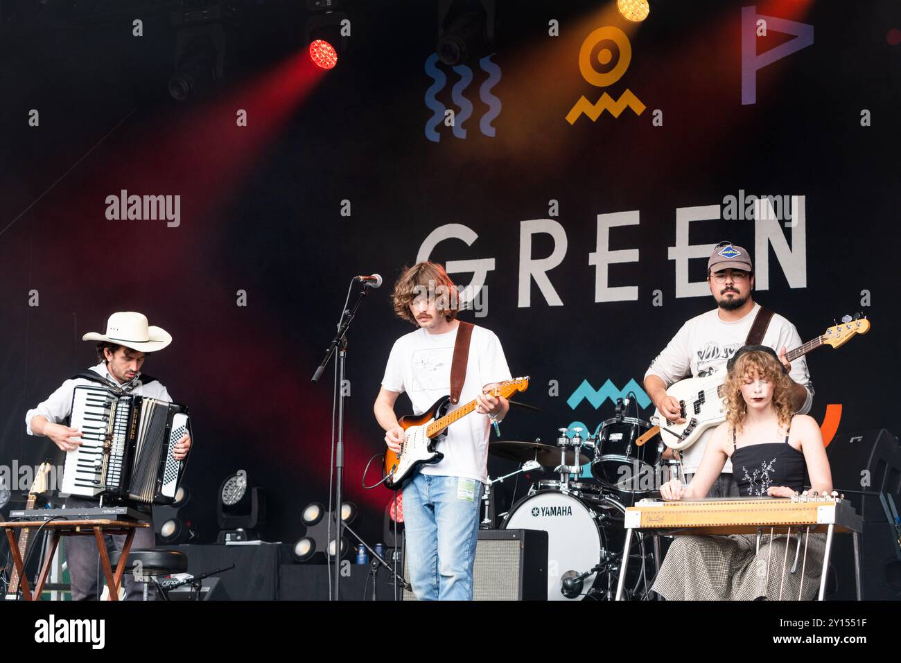 BROWN HORSE, KONZERT, 2024: Patrick Turner ist der Sänger der Band Brown Horse, die die Walled Garden Stage spielt. Tag des Green man Festivals 2024 im Glanusk Park, Brecon, Wales. Foto: Rob Watkins. INFO: Brown Horse sind Emma, Nyle, Rowan, Patrick, Ben, und Phoebe. Eine Country-Rock-Band aus Norwich. Der sechsköpfige Mix-Gitarren-gesteuerte Alternative Rock der 90er Jahre mit den Folk- und Country-Sounds der 70er Jahre Stockfoto