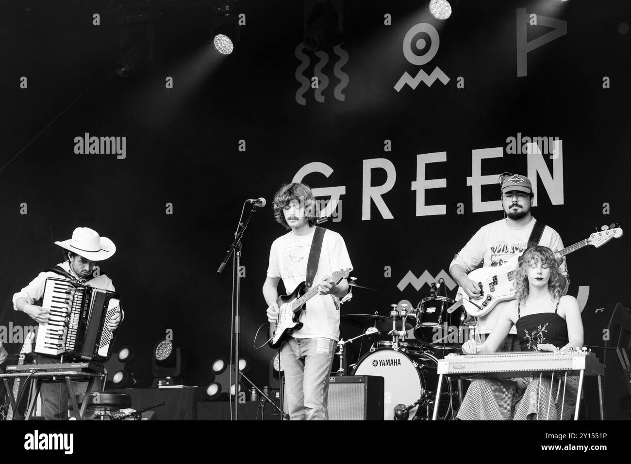 BROWN HORSE, KONZERT, 2024: Patrick Turner ist der Sänger der Band Brown Horse, die die Walled Garden Stage spielt. Tag des Green man Festivals 2024 im Glanusk Park, Brecon, Wales. Foto: Rob Watkins. INFO: Brown Horse sind Emma, Nyle, Rowan, Patrick, Ben, und Phoebe. Eine Country-Rock-Band aus Norwich. Der sechsköpfige Mix-Gitarren-gesteuerte Alternative Rock der 90er Jahre mit den Folk- und Country-Sounds der 70er Jahre Stockfoto