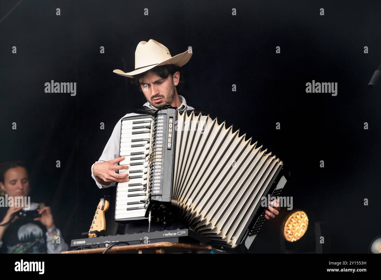 BROWN HORSE, KONZERT, 2024: Der Akkordeonspieler mit der Band Brown Horse spielt die Wall Garden Stage. Tag des Green man Festivals 2024 im Glanusk Park, Brecon, Wales. Foto: Rob Watkins. INFO: Brown Horse sind Emma, Nyle, Rowan, Patrick, Ben, und Phoebe. Eine Country-Rock-Band aus Norwich. Der sechsköpfige Mix-Gitarren-gesteuerte Alternative Rock der 90er Jahre mit den Folk- und Country-Sounds der 70er Jahre Stockfoto