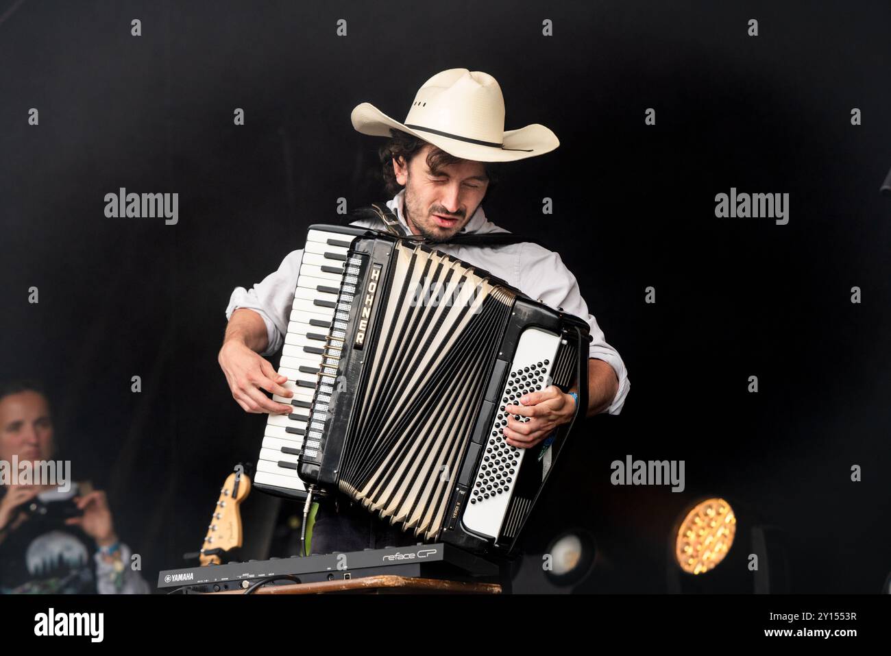 BROWN HORSE, KONZERT, 2024: Der Akkordeonspieler mit der Band Brown Horse spielt die Wall Garden Stage. Tag des Green man Festivals 2024 im Glanusk Park, Brecon, Wales. Foto: Rob Watkins. INFO: Brown Horse sind Emma, Nyle, Rowan, Patrick, Ben, und Phoebe. Eine Country-Rock-Band aus Norwich. Der sechsköpfige Mix-Gitarren-gesteuerte Alternative Rock der 90er Jahre mit den Folk- und Country-Sounds der 70er Jahre Stockfoto