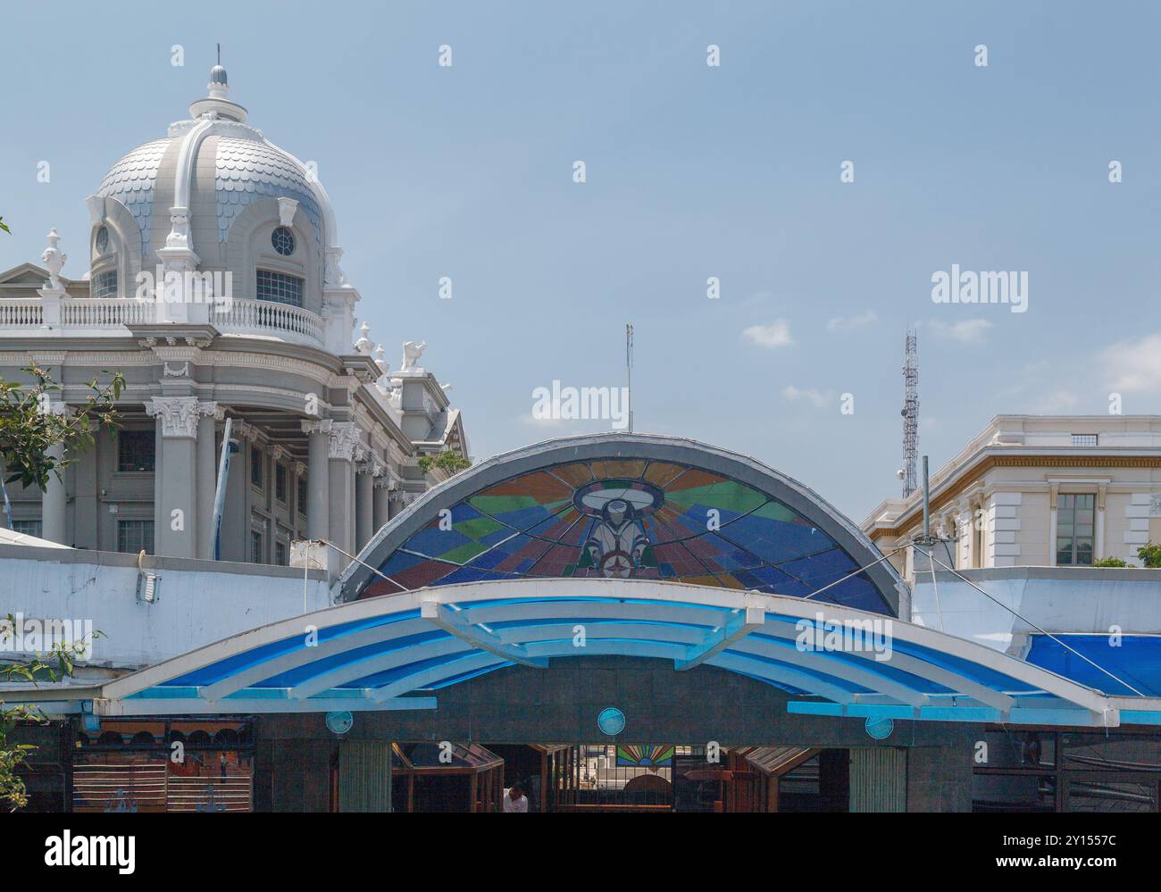 Der Yachtclub Marinestadt und das Rathaus von Guayaquil, Malecon 2000 Boardwalk, Ecuador Stockfoto