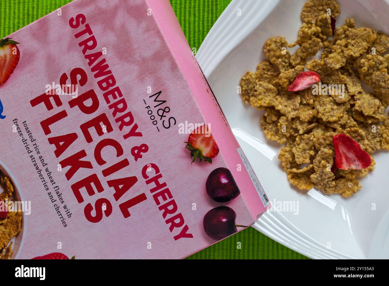 Packung Erdbeere & Cherry Special Flakes Müsli von M&S mit Müsli in einer Schüssel Stockfoto
