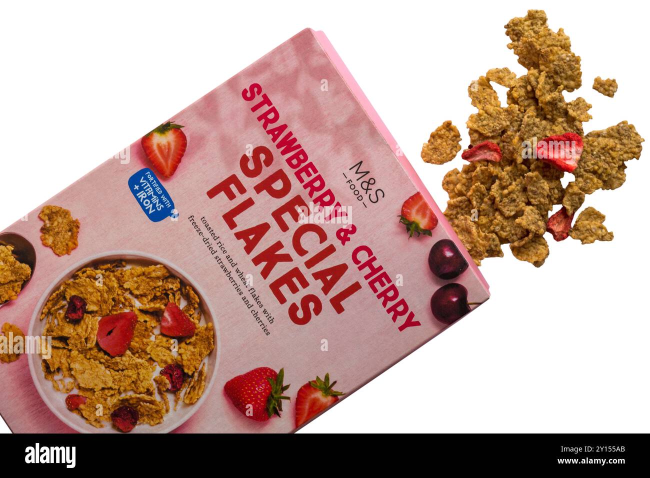 Packung mit Erdbeere & Cherry Special Flakes Müsli von M&S geöffnet mit Inhalt verschütteter Flüssigkeit auf weißem Hintergrund Stockfoto