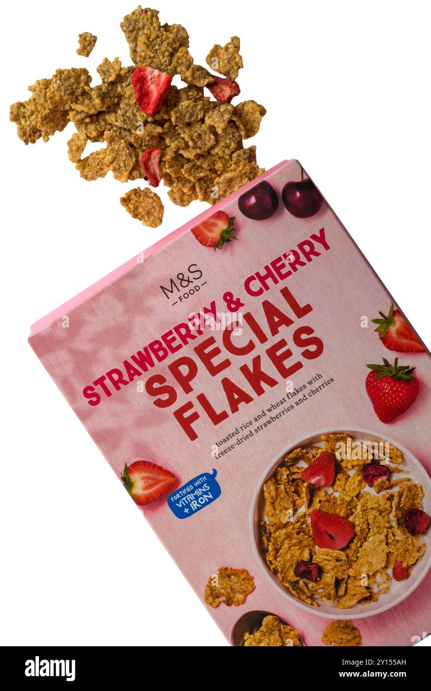 Packung mit Erdbeere & Cherry Special Flakes Müsli von M&S geöffnet mit Inhalt verschütteter Flüssigkeit auf weißem Hintergrund Stockfoto