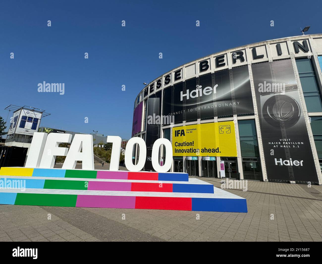 Berlin, Deutschland. September 2024. Das Logo der IFA-Technologiemesse auf der Messe Berlin. Mit rund 1.800 Ausstellern beginnt am Freitag (6,9.2024) die größte Fachmesse für Unterhaltungselektronik und Haushaltstechnik Europas, die IFA Berlin. Die IFA feiert in diesem Jahr ihren 100. Geburtstag Credit: Christoph Dernbach/dpa/Alamy Live News Stockfoto