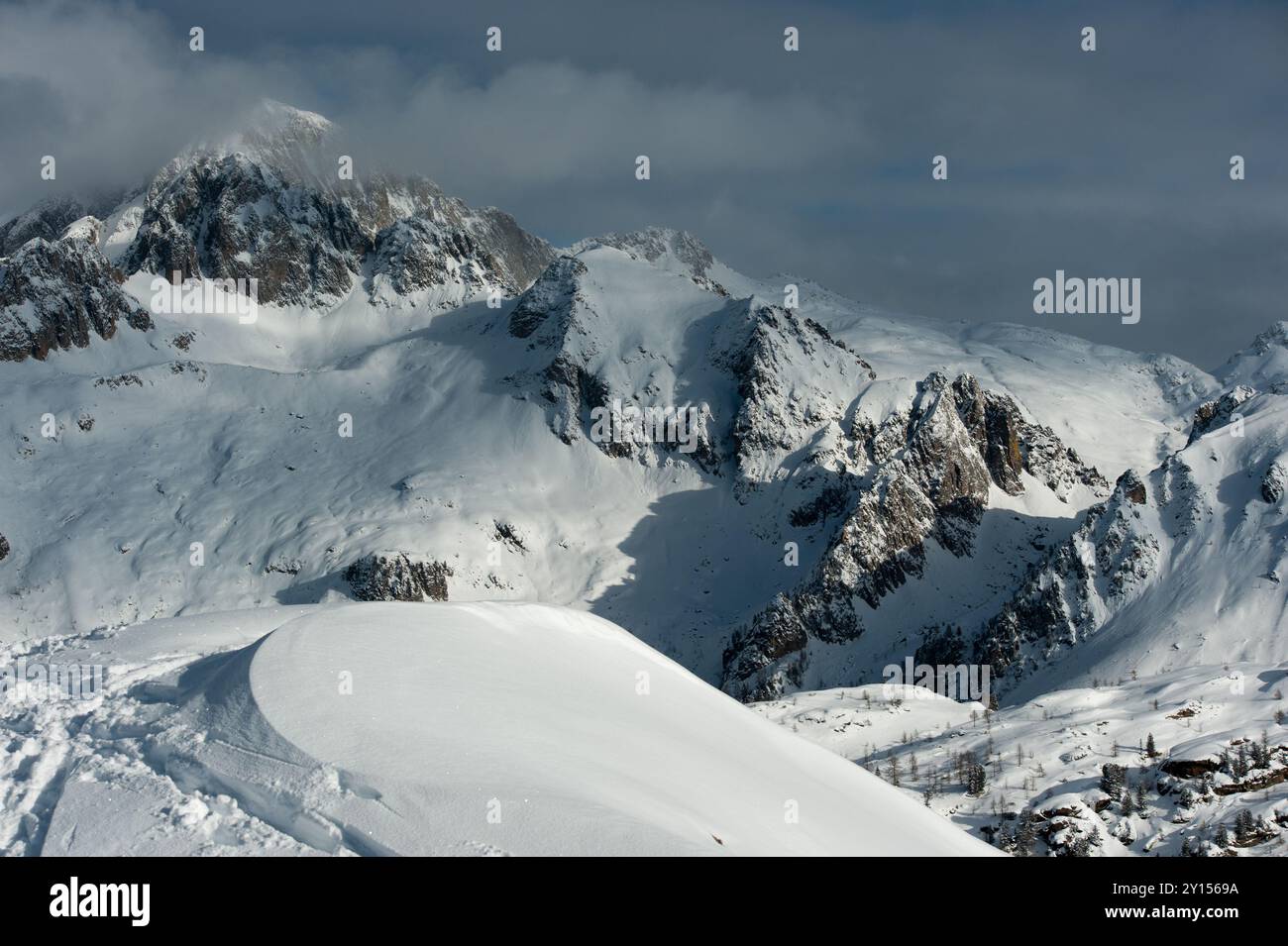 Halten Sie die ruhige Schönheit der schneebedeckten Gipfel bei der Winterfotografie fest Stockfoto