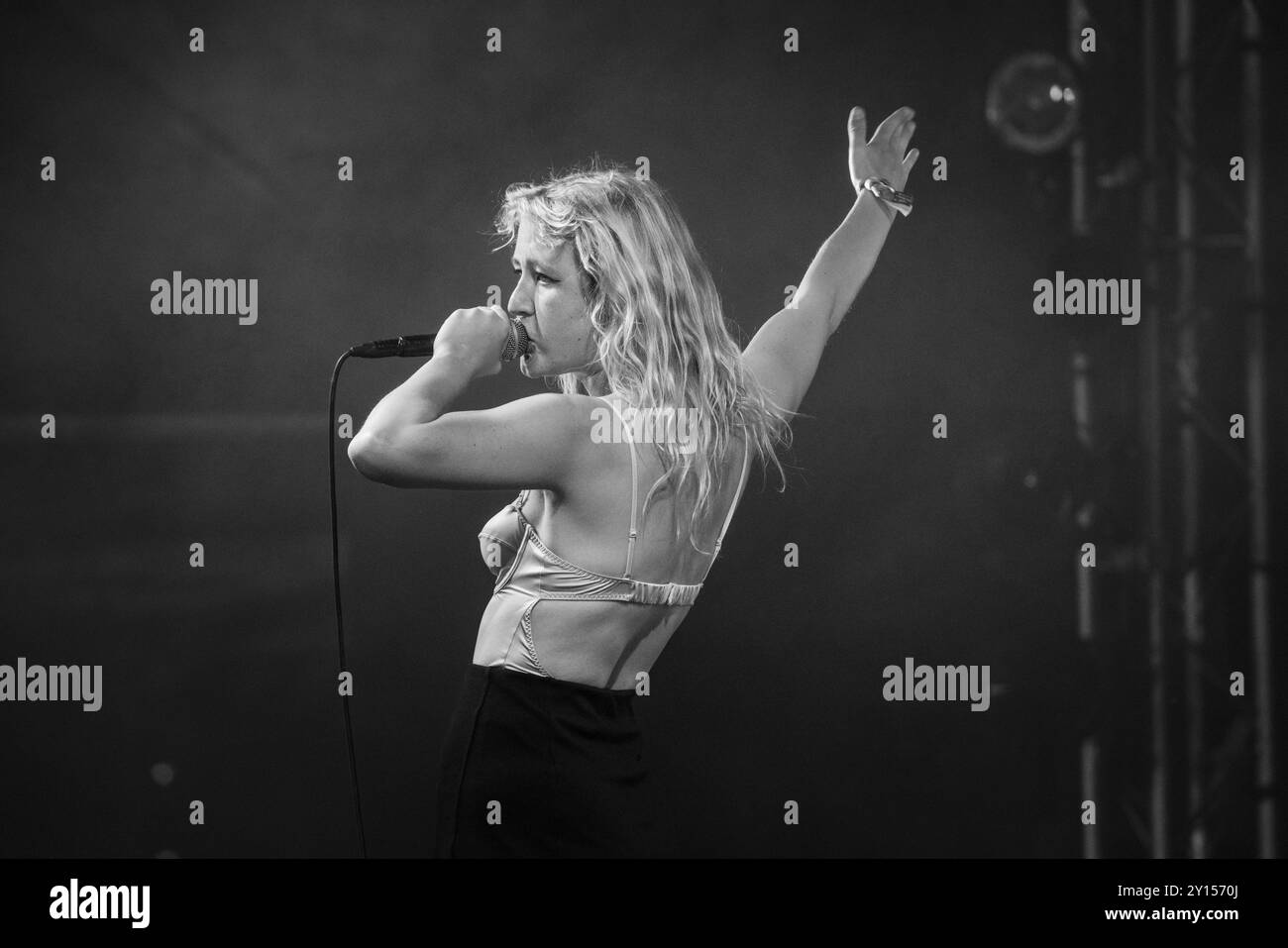 LAMBRINI GIRLS, KONZERT, 2024: Phoebe Lunny, Sänger und Gitarrist mit der Punkband Lambrini Girls, spielt die Far Out Stage. Tag des Green man Festivals 2024 im Glanusk Park, Brecon, Wales am 18. August 2024. Foto: Rob Watkins. INFO: Die Lambrini Girls sind eine kühne britische Punkband, die für ihre energiegeladenen Auftritte und ihre unentschuldigte Haltung bekannt ist. Mit knackigen Gitarrenriffs und rebellischen Texten behandeln sie Themen wie Empowerment, Identität und soziale Themen und bringen der Punkszene einen heftigen, feministischen Touch. Stockfoto