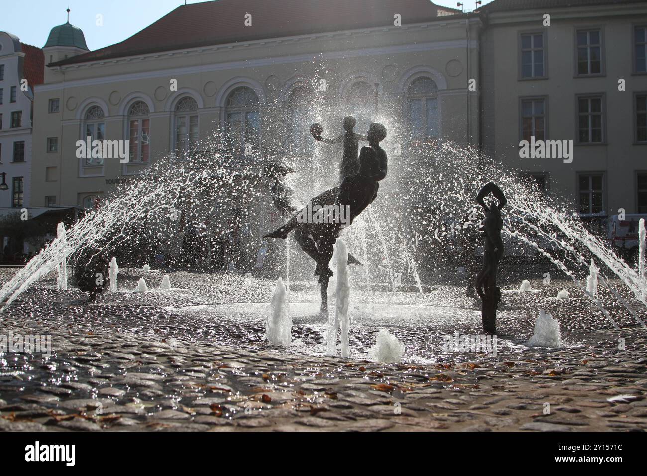 Blick am Freitag 05.09.2024 im Zentrum der Hanse- und Universitätsstadt Rostock auf den Brunnen der Lebensfreude am örtlichen Universitätsplatz. Das Land Mecklenburg Vorpommern ist derzeit von einer Hitzewelle mit Temperaturen mit mehr als 30 Grad gekennzeichnet. Dahingehend suchen zahlreiche Einwohner vielerorts eine Abkühlung. Während insbesondere Kinder immer wieder die zahlreichen Brunnen der Stadt für eine kleine Erfrischung nutzen zieht es die Erwachsenen mehr an die nahe gelegene Ostseeküste. Dennoch ist es immer wieder schön, dem Spiel der Wassertropfen zuschauen. *** Aussicht am Freitag Stockfoto