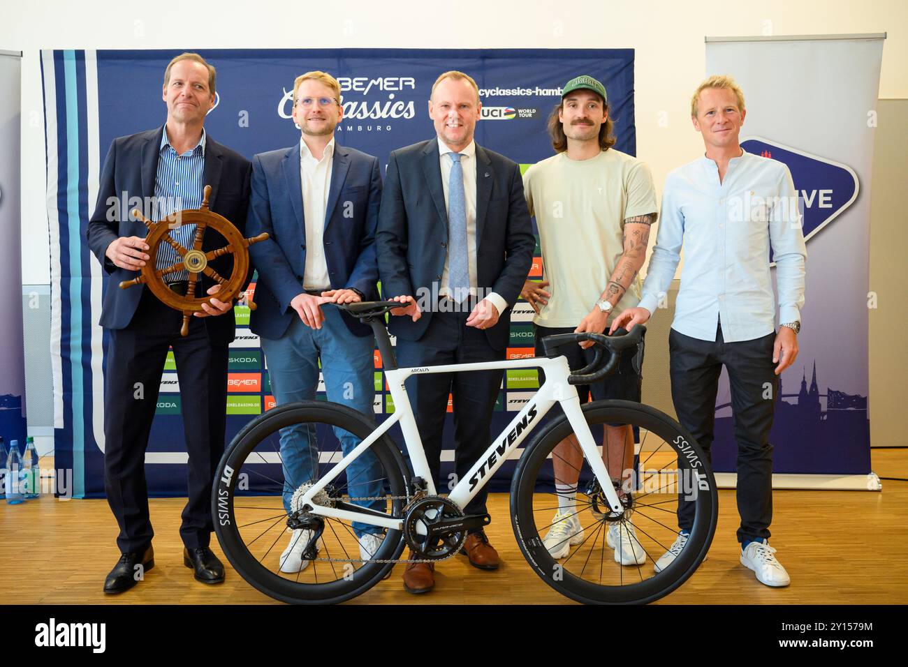 Hamburg, Deutschland. September 2024. Christian Prudhomme (l-r), Direktor der Tour de France, Matthias Pietsch, Geschäftsführer der Gesellschaft zur Förderung des Radsports mbH, Andy Grote (SPD), Hamburger Senator für Inneres und Sport, Ex-Profi Rick Zabel und Fabian Wegmann, Sportdirektor Cyclassics, stehen auf einer Pressekonferenz zur diesjährigen Ausgabe des Hamburger Cyclassics Radrennens zusammen. Auf einer Strecke von fast 200 Kilometern fahren die Teilnehmer durch die Hamburger Innenstadt und Teile Schleswig-Holsteins. Quelle: Gregor Fischer/dpa/Alamy Live News Stockfoto