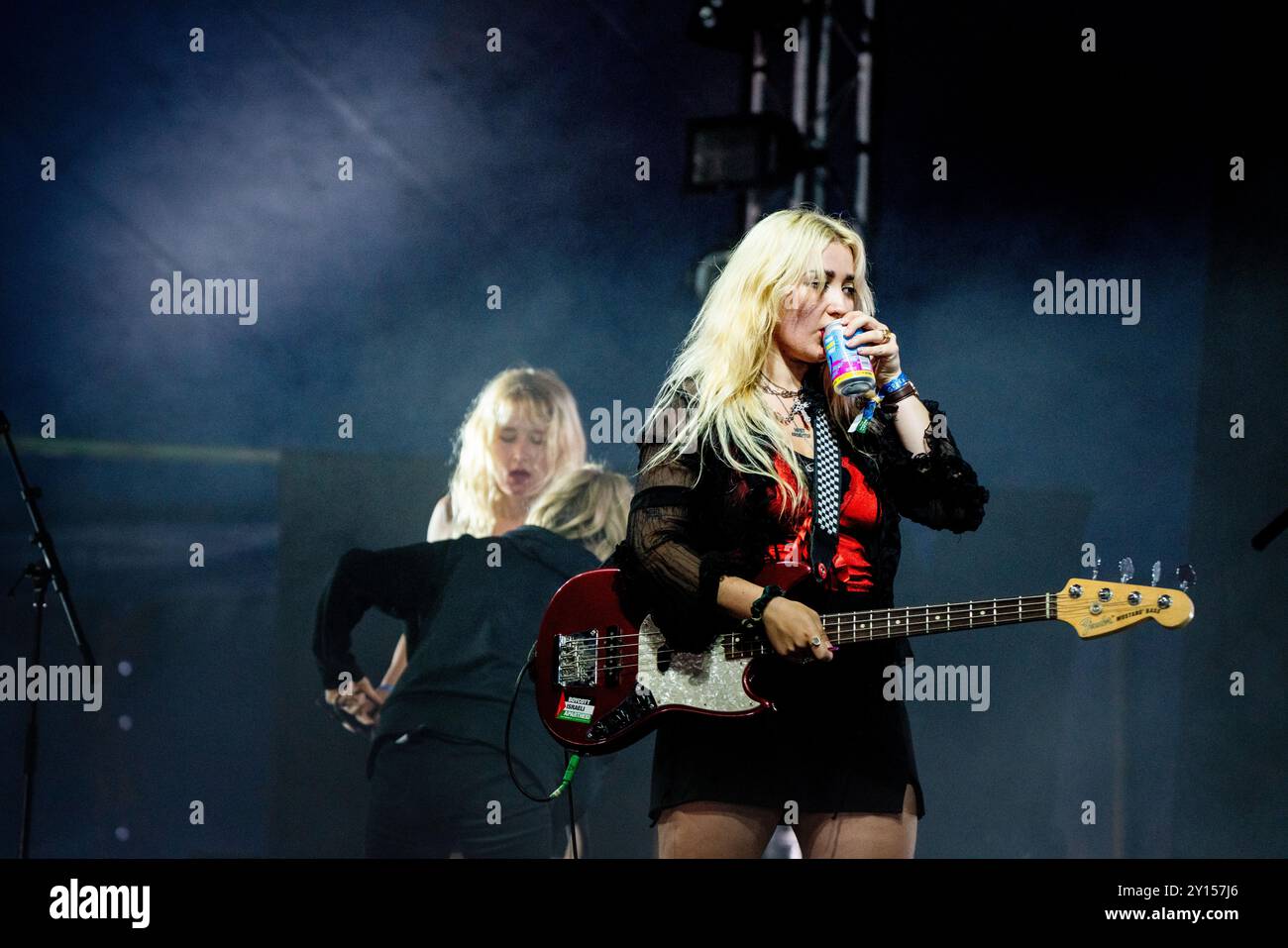 LAMBRINI GIRLS, KONZERT, 2024: Lilly Macieira, die Bassist mit der Punkband Lambrini Girls spielt die Far Out Stage. Tag des Green man Festivals 2024 im Glanusk Park, Brecon, Wales am 18. August 2024. Foto: Rob Watkins. INFO: Die Lambrini Girls sind eine kühne britische Punkband, die für ihre energiegeladenen Auftritte und ihre unentschuldigte Haltung bekannt ist. Mit knackigen Gitarrenriffs und rebellischen Texten behandeln sie Themen wie Empowerment, Identität und soziale Themen und bringen der Punkszene einen heftigen, feministischen Touch. Stockfoto