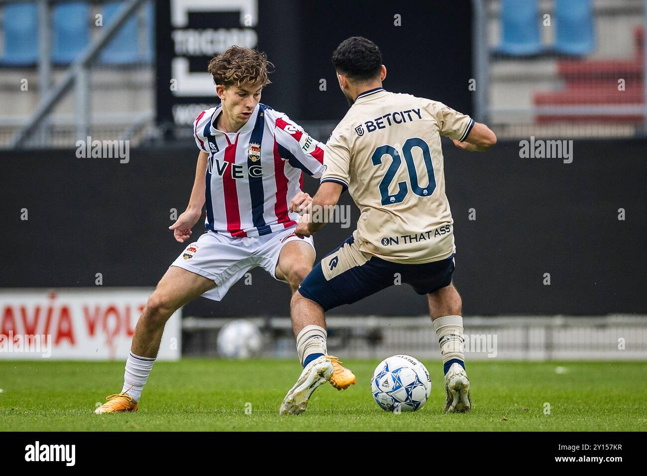 Tilburg, Niederlande. September 2024. TILBURG, 05-09-2024. Stadion Koning Willem II. Eredivisie voetbal, Saison 2024-2025. Willem II - FC den Bosch (freundlich). Willem II Spieler per van Loon, den Bosch Spieler Hicham Acheffay. Beschreibung: Pro Shots/Alamy Live News Stockfoto