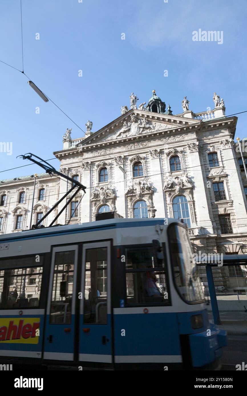 Hauptfassade des Justizpalastes, mit Straßenbahn im Vordergrund, München, Bayern, Deutschland. Stockfoto