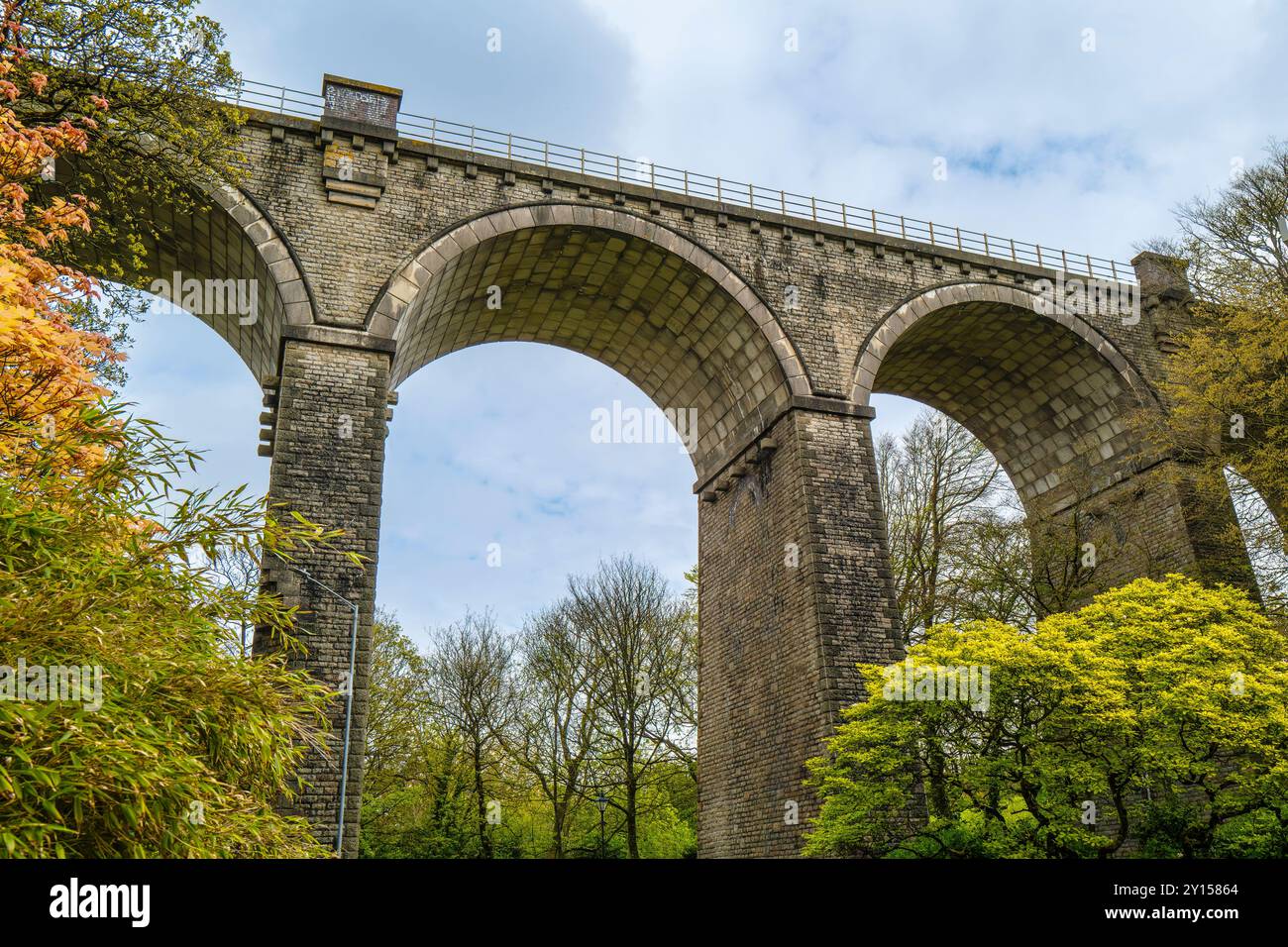 Das hoch aufragende Trenance Railway Viaduct in Newquay in Cornwall in Großbritannien. Stockfoto