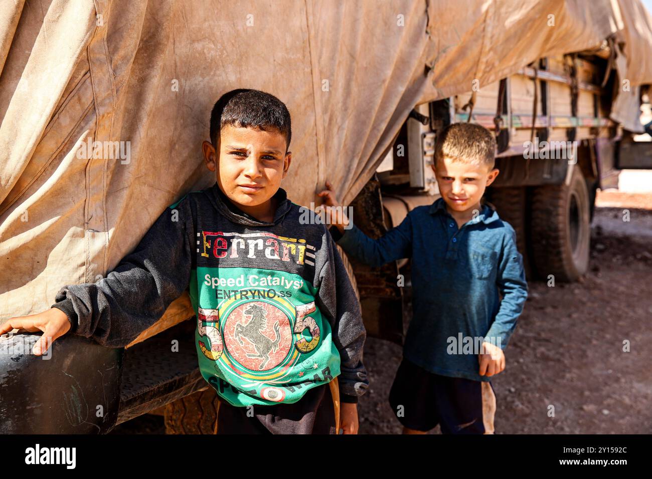 Idlib, Syrien. 24. September 2023. Kinder in den informellen Vertreibungslagern Tal Al-Karamah in der Nähe der Stadt Al-Dana in Nordsyrien. Die meisten Haushalte, die in den Lagern der Binnenvertriebenen in Tal Al-Karamah leben, leben unter schrecklichen humanitären Bedingungen, da es an grundlegenden Dienstleistungen mangelt Stockfoto