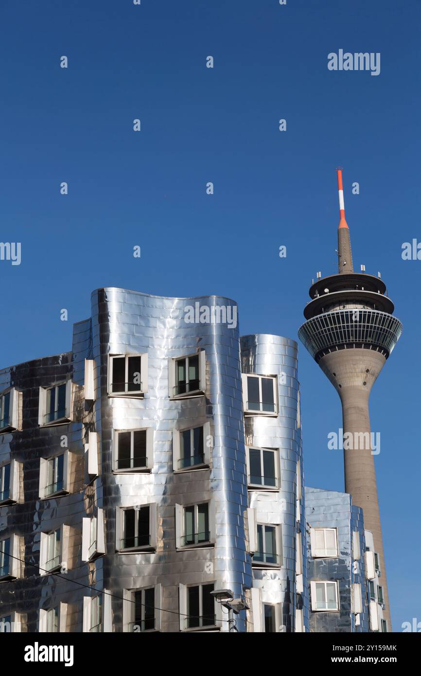 Deutschland, Düsseldorf, das Frank-Gehry-Gebäude und der Medienturm am Medienhafen. Stockfoto