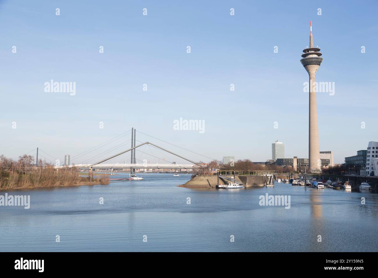 Deutschland, Düsseldorf, Rhein und Rheinturm. Stockfoto