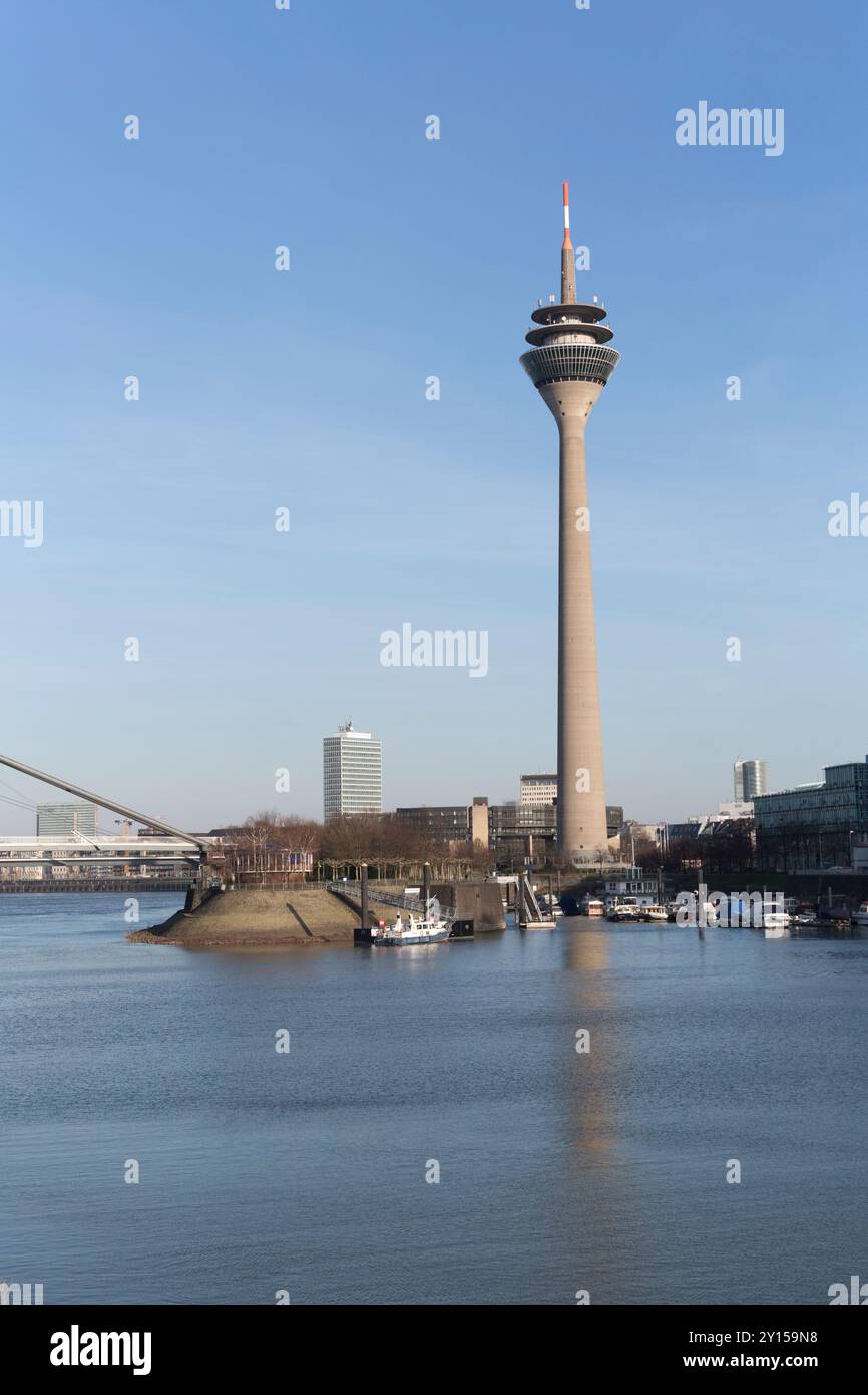Deutschland, Düsseldorf, Rhein und Rheinturm. Stockfoto