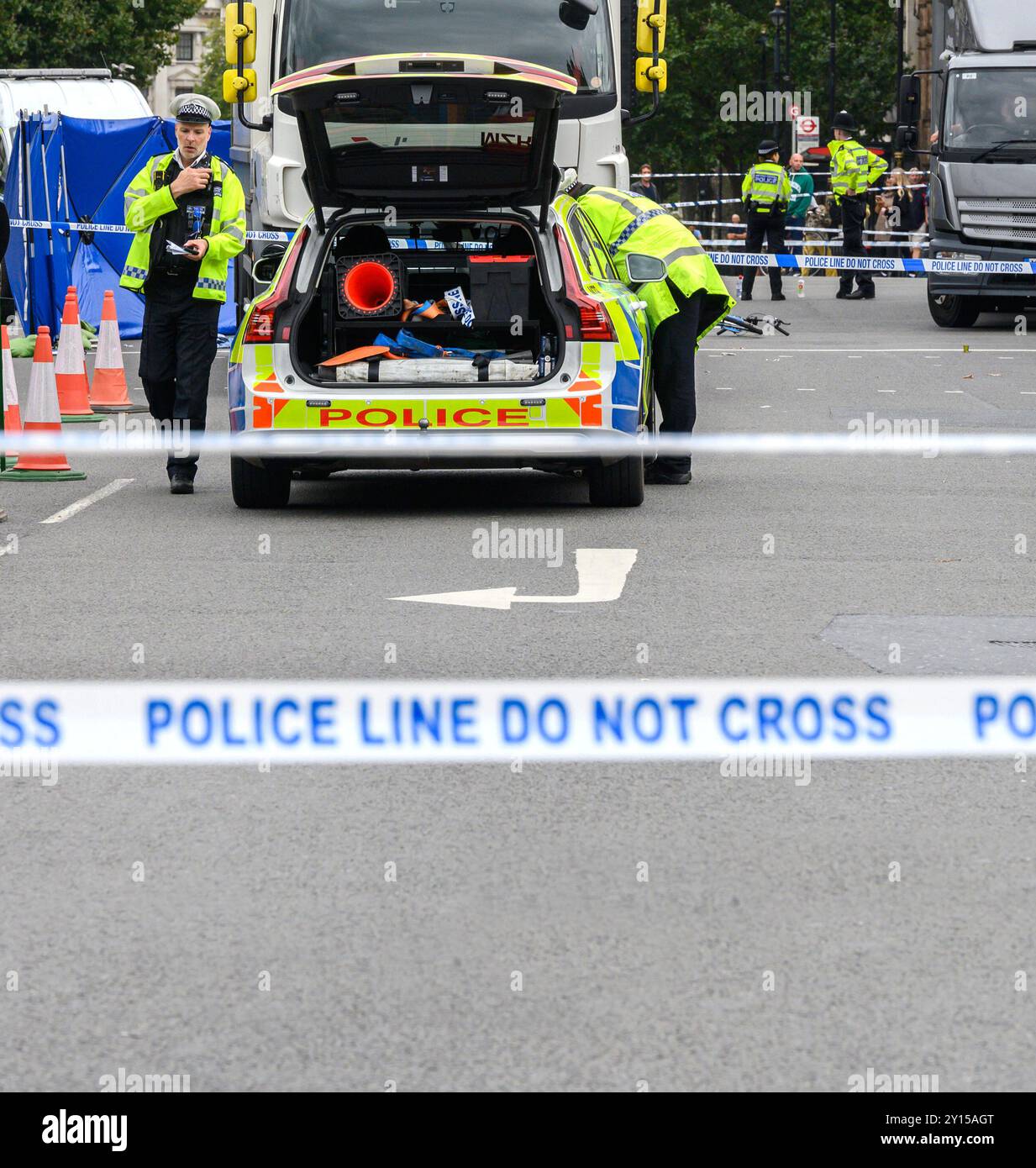 London, Großbritannien. Die POLIZEI KREUZT nach einem schweren Unfall NICHT das Band auf dem Parlamentsplatz. Stockfoto