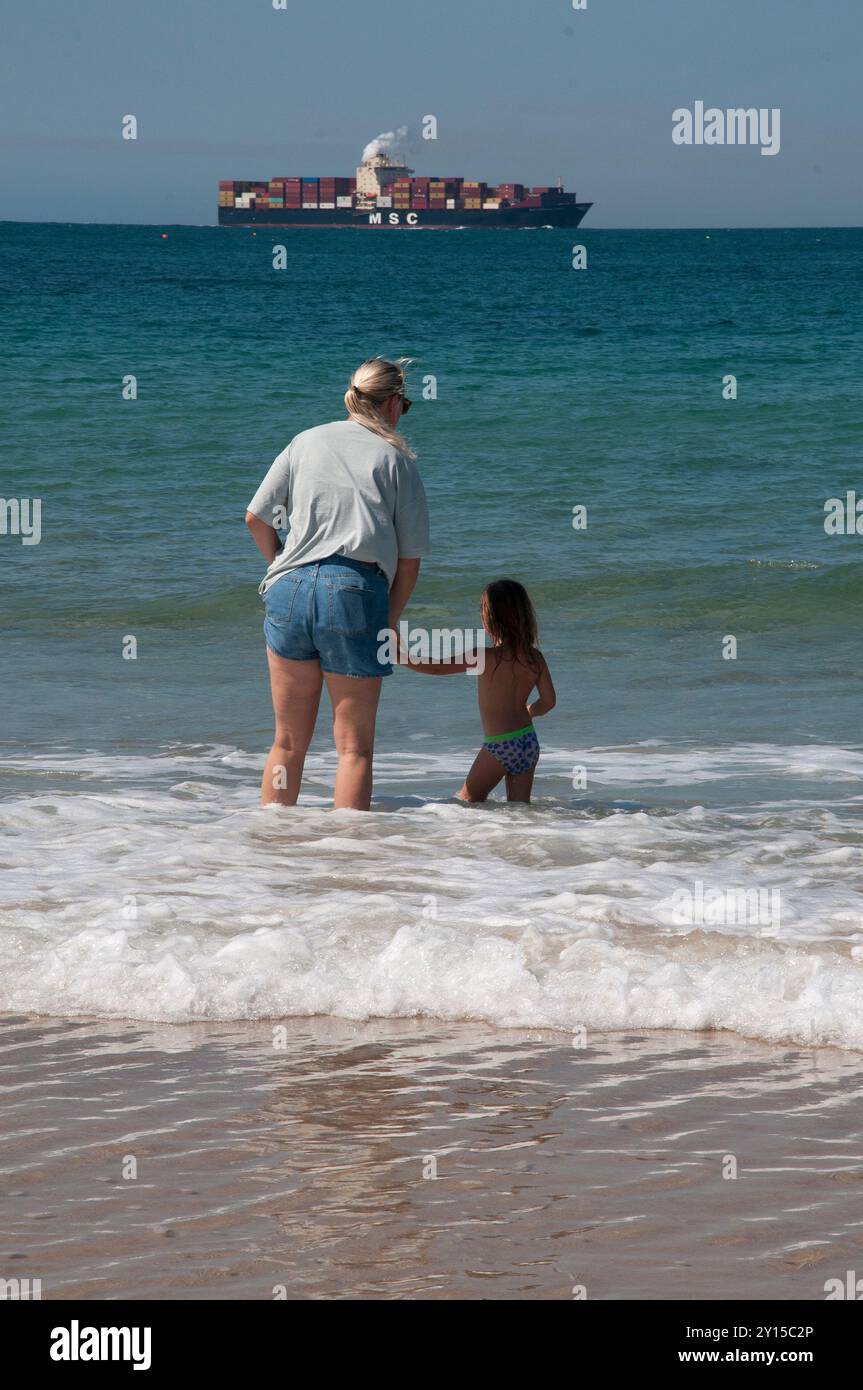 Ein belebter Schifffahrtskanal führt vor der Küste von der Sunshine Coast in Queensland, Australien Stockfoto