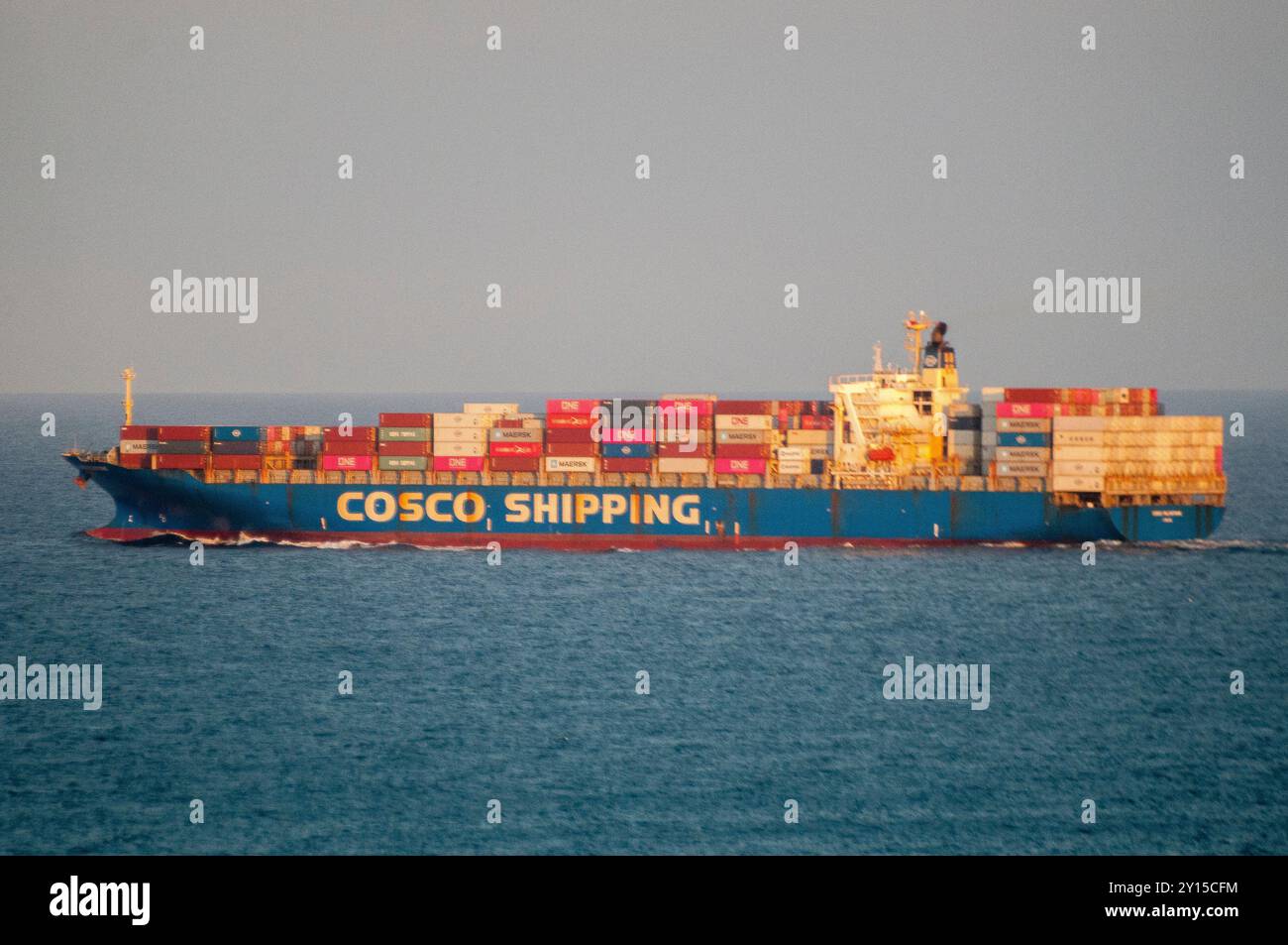 Vor der Sunshine Coast folgt ein Schiff der COSCO Shipping dem Schifffahrtskanal der Moreton Bay nordwärts entlang der Küste von Queensland Stockfoto