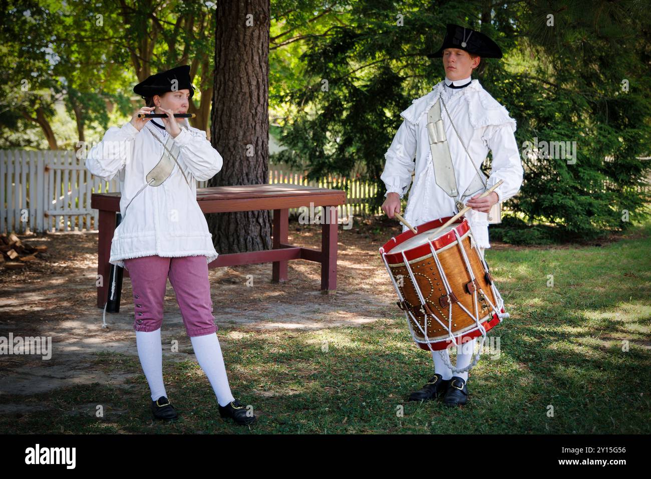 Im Colonial Williamsburg, Virginia, tritt ein Fife-Drum-Duo im Schatten der Bäume auf. Stockfoto