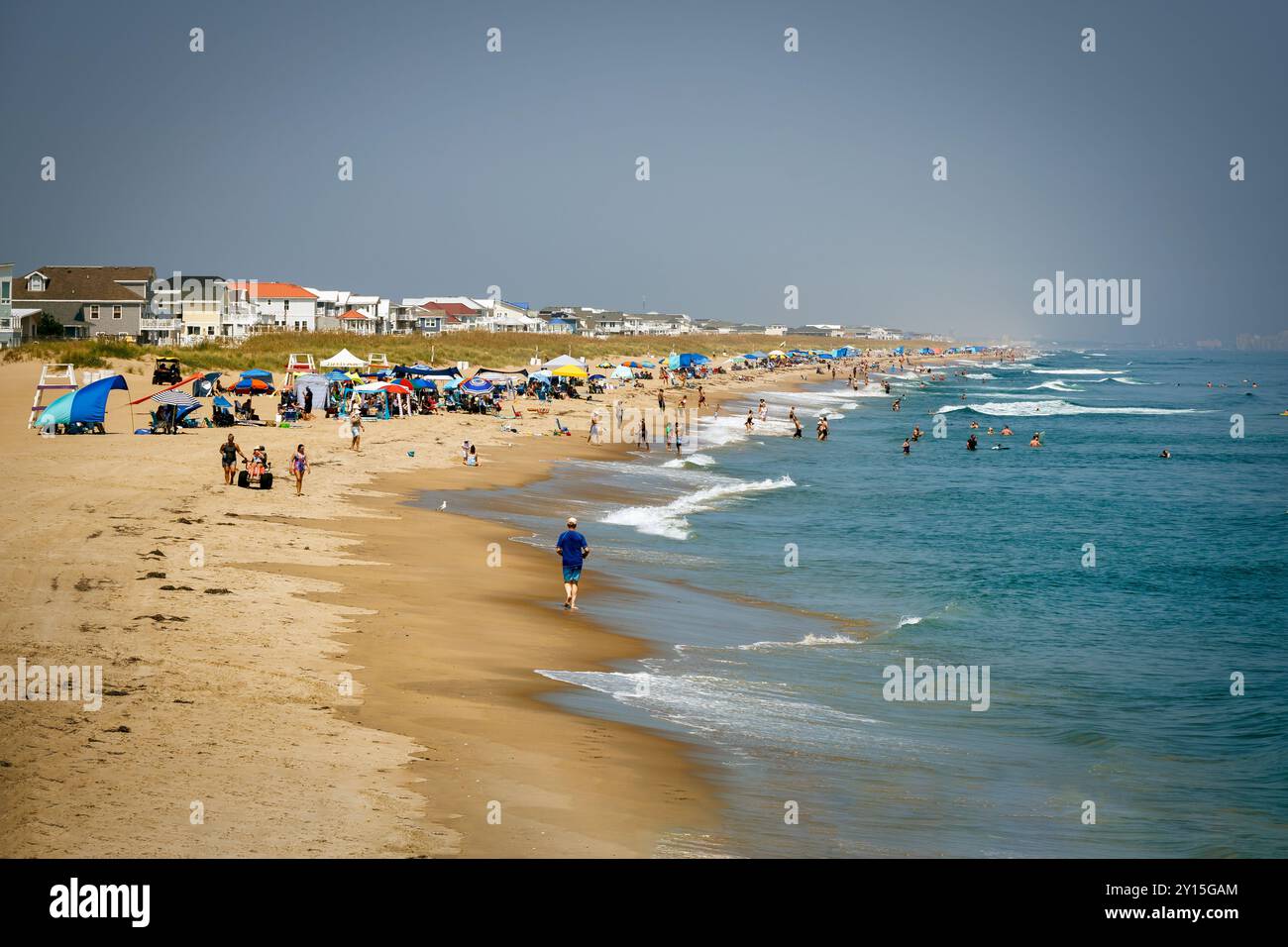 Menschen, die den Sommer am Strand von Sandbridge in Virginia Beach, Virginia, genießen. Stockfoto