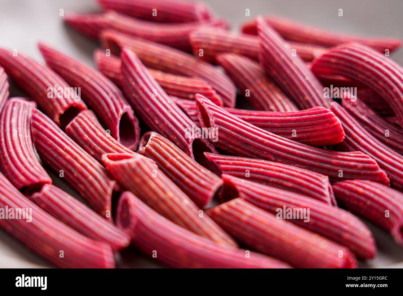 Rote, nährende italienische Bio-Rüben-Pasta für glutenfreie Diät als ungekochte Nahrungszutat Stockfoto