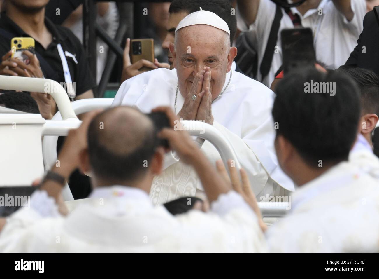 **NO LIBRI** Indonesien, Jakarta, 2024/9/5. Papst Franziskus führt eine Heilige Messe im Madya-Stadion im Gelora Bung Karno-Stadion in Jakarta, Indonesien. Foto von VATIKANISCHEN MEDIEN /Katholisches Pressefoto Stockfoto