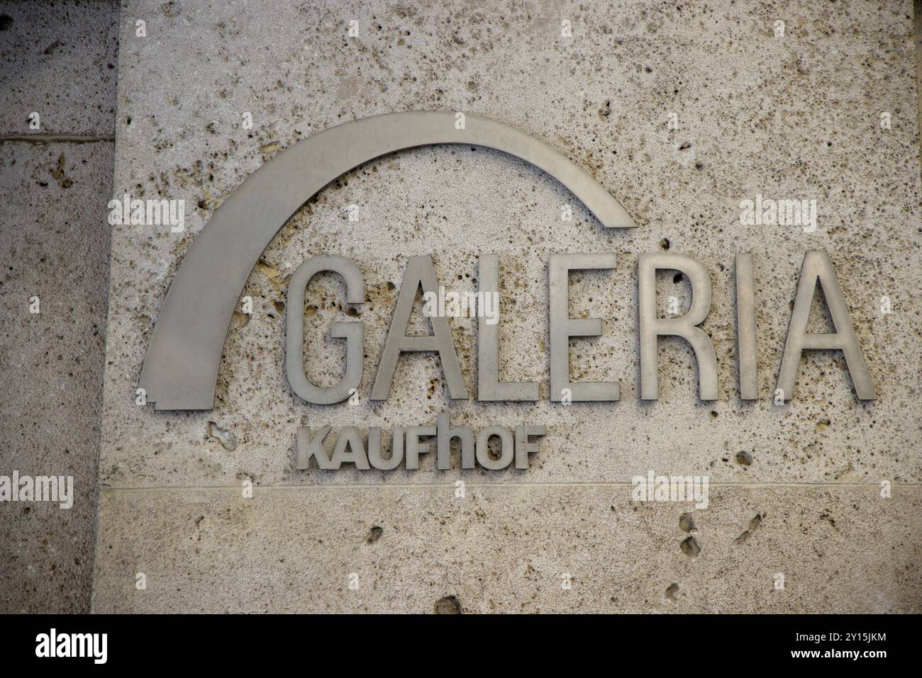 Metalllogo der Galeria Kaufhof an der Wand des Kaufhauses am Alexanderplatz in Berlin, Deutschland, Europa Stockfoto