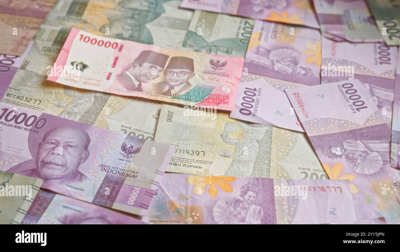 Die Banknoten der indonesischen Rupiah zeigen verschiedene Stückelungen wie 100000, 50000, 20000 und 10000 in bunter und detaillierter Weise. Stockfoto