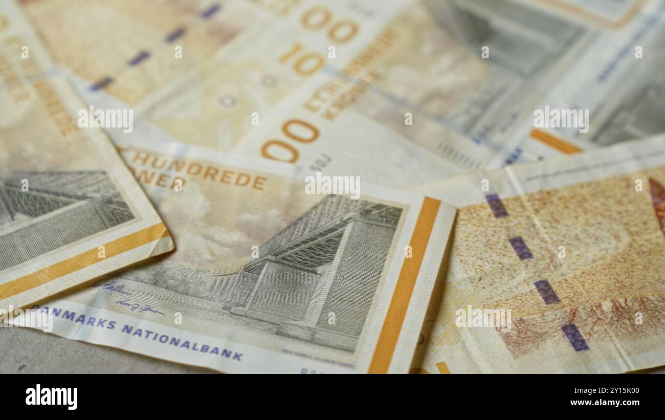 Dänische Kronen-Banknoten verstreute, detaillierte Nahaufnahme der dänischen Landeswährung mit unterschiedlichen Designs und Sicherheitsmerkmalen. Stockfoto