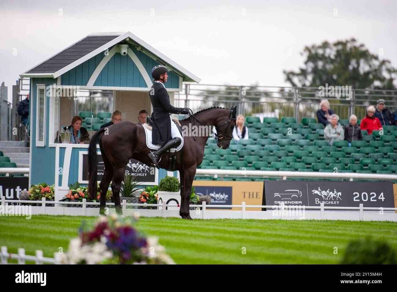 Stamford, Großbritannien. September 2024. Dan Jocelyn reitet mit Blackthorn Cruise als Vertreter Neuseelands während der Dressur-Phase am 1. Tag der Defender Burghley Horse Trials 2024 auf dem Gelände von Burghley House in Stamford, Lincolnshire, England, Großbritannien. Quelle: Jonathan Clarke/Alamy Live News Stockfoto