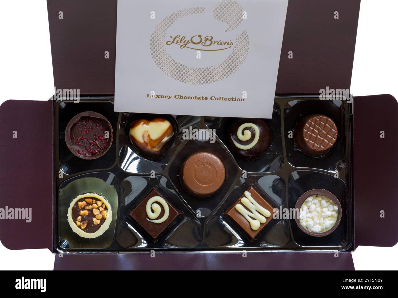 Die Schachtel von Lily O'Brien's Luxury Chocolate Collection wurde geöffnet und zeigt den Inhalt auf weißem Hintergrund Stockfoto
