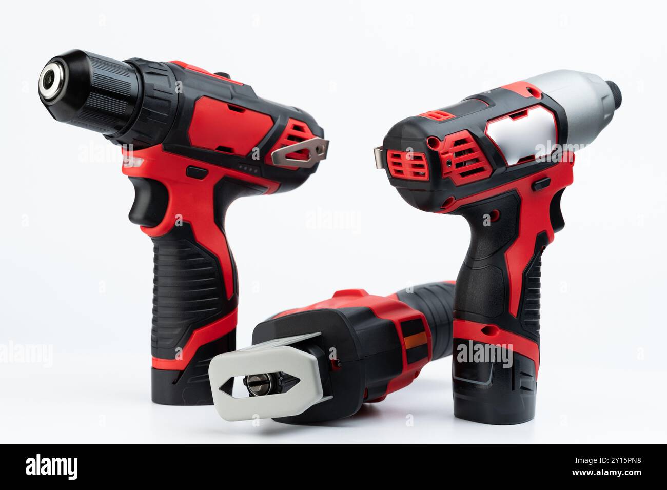 Satz von Industriewerkzeugen mit Batteriestromversorgung auf Studiohintergrund Stockfoto